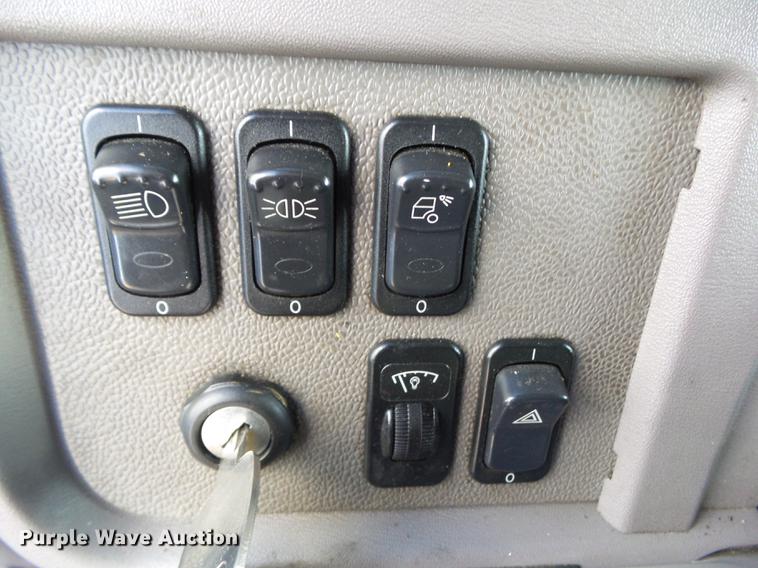 image for item L5733 2013 Peterbilt 386 semi truck