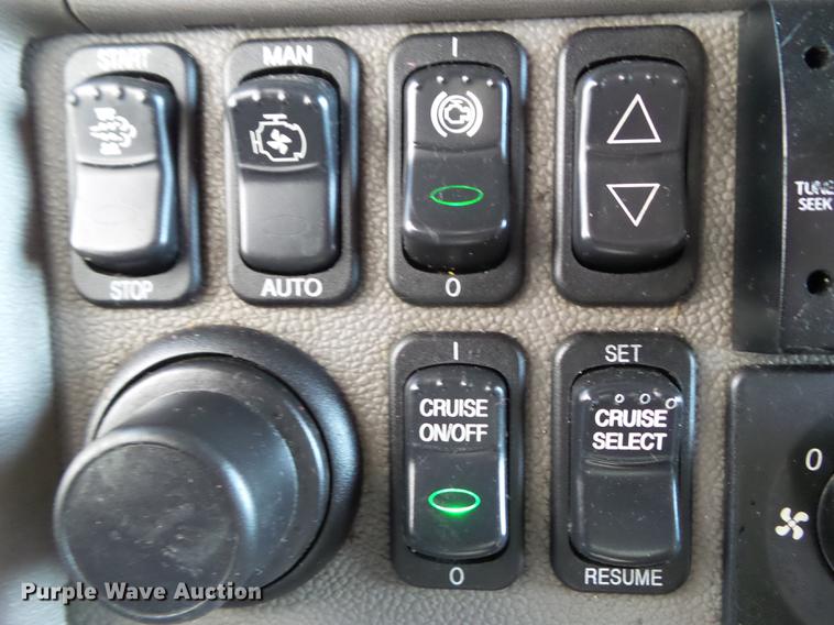 image for item L5733 2013 Peterbilt 386 semi truck