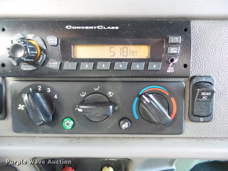 image for item L5733 2013 Peterbilt 386 semi truck