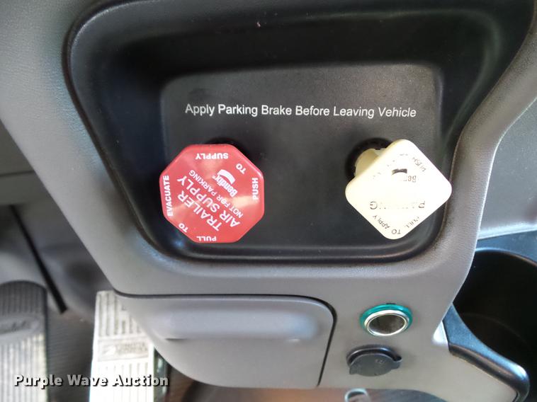 image for item L5733 2013 Peterbilt 386 semi truck