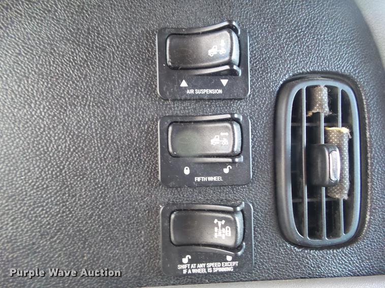 image for item L5733 2013 Peterbilt 386 semi truck