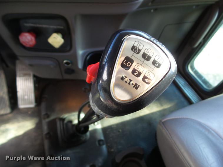 image for item L5733 2013 Peterbilt 386 semi truck