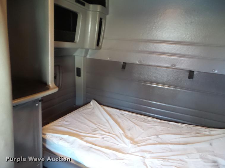 image for item L5733 2013 Peterbilt 386 semi truck