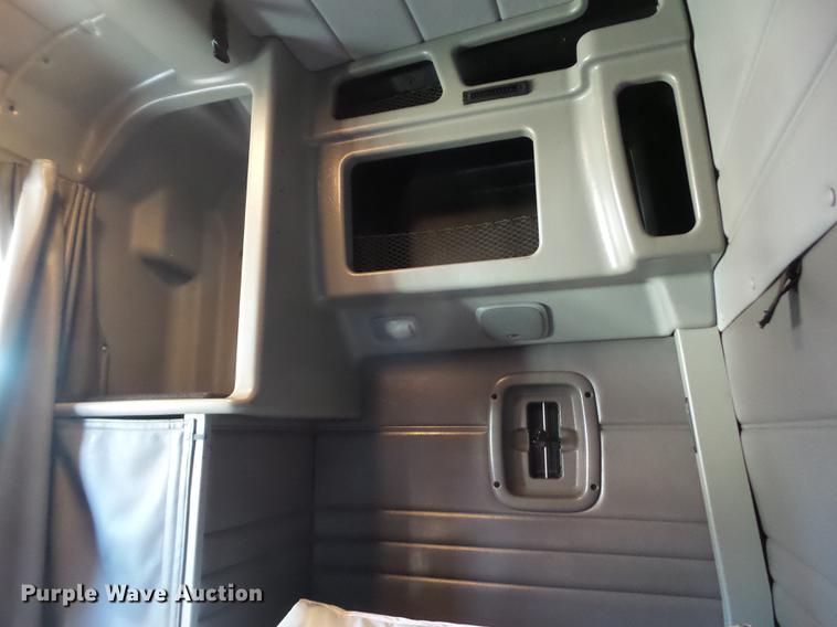 image for item L5733 2013 Peterbilt 386 semi truck