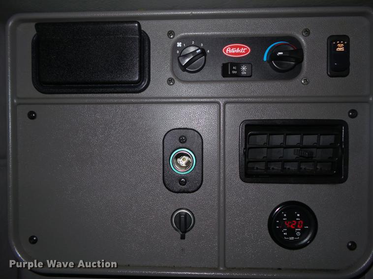 image for item L5733 2013 Peterbilt 386 semi truck