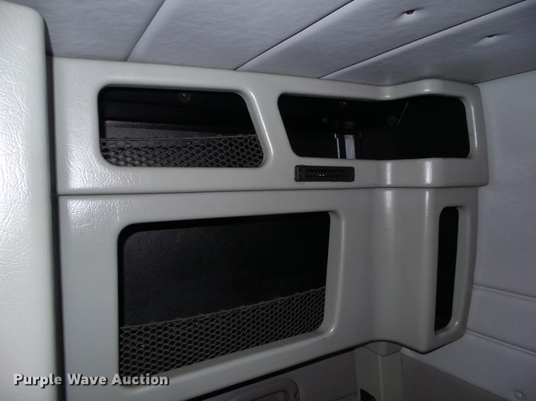 image for item L5733 2013 Peterbilt 386 semi truck