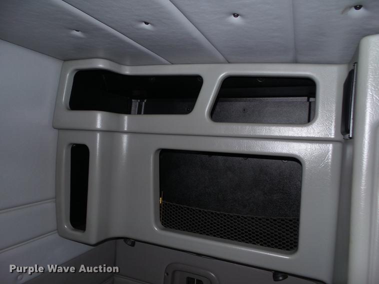 image for item L5733 2013 Peterbilt 386 semi truck