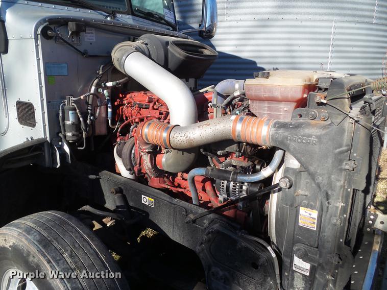 image for item L5733 2013 Peterbilt 386 semi truck