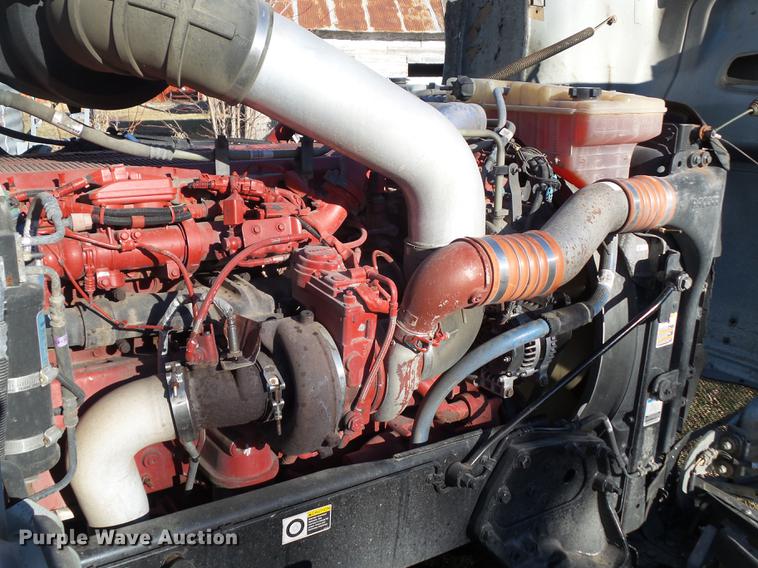 image for item L5733 2013 Peterbilt 386 semi truck