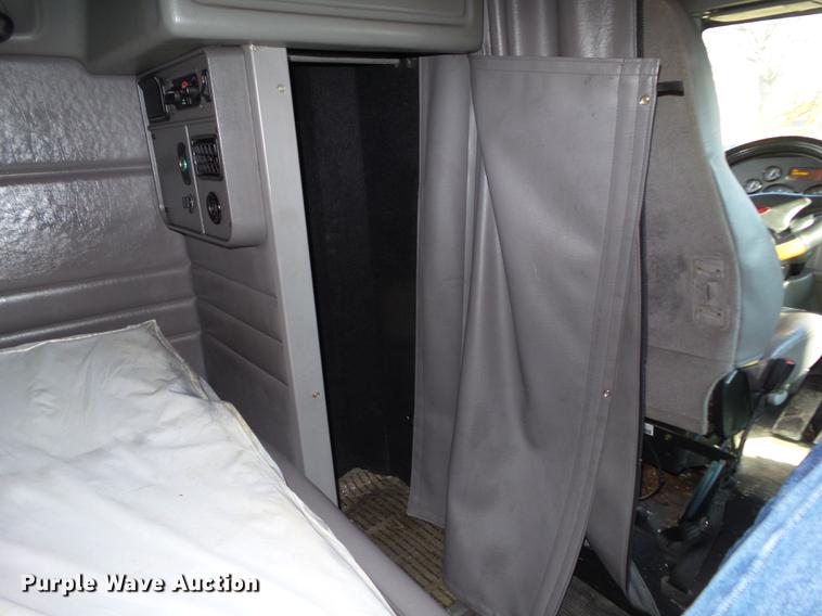 image for item L5733 2013 Peterbilt 386 semi truck