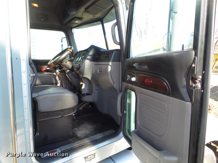 image for item L5733 2013 Peterbilt 386 semi truck