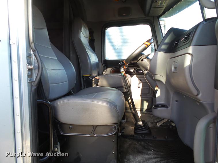 image for item L5733 2013 Peterbilt 386 semi truck