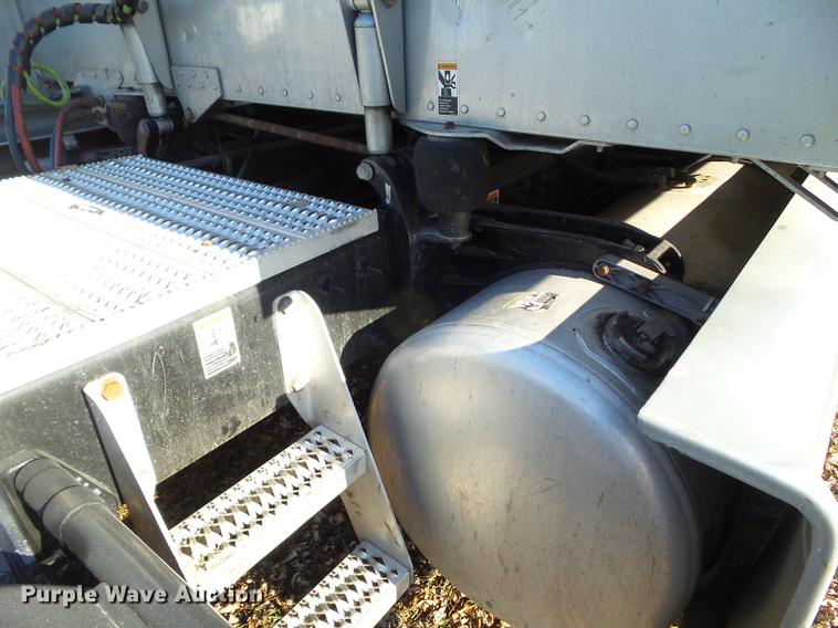 image for item L5733 2013 Peterbilt 386 semi truck