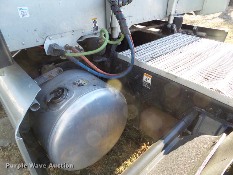 image for item L5733 2013 Peterbilt 386 semi truck