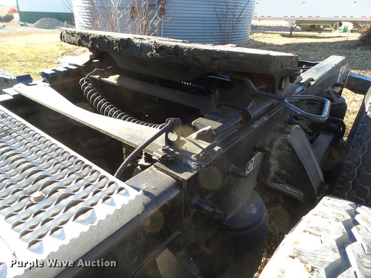 image for item L5733 2013 Peterbilt 386 semi truck