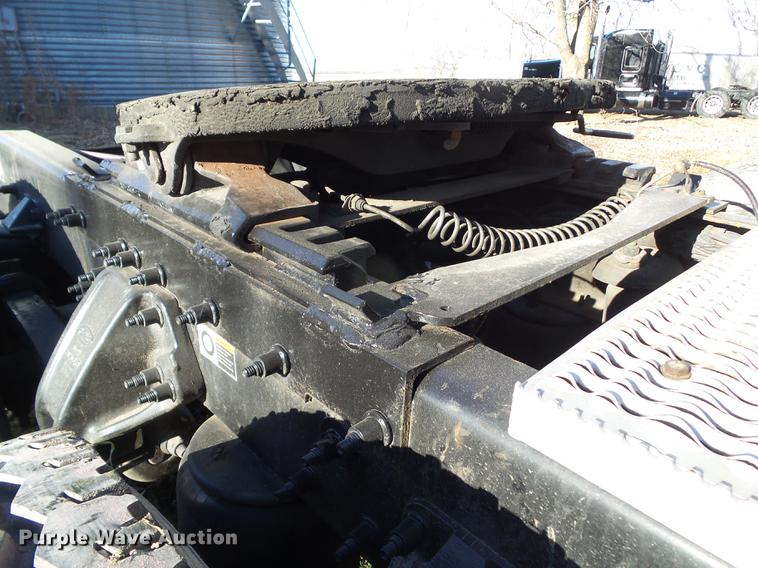 image for item L5733 2013 Peterbilt 386 semi truck