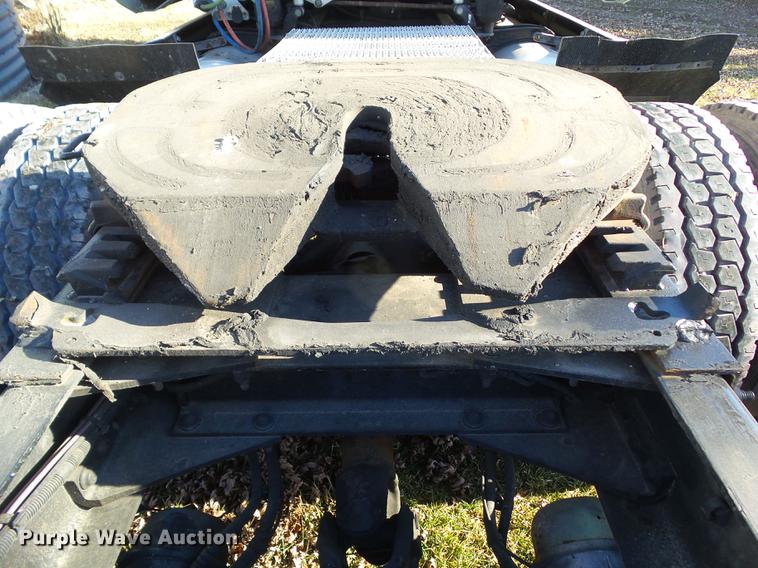 image for item L5733 2013 Peterbilt 386 semi truck