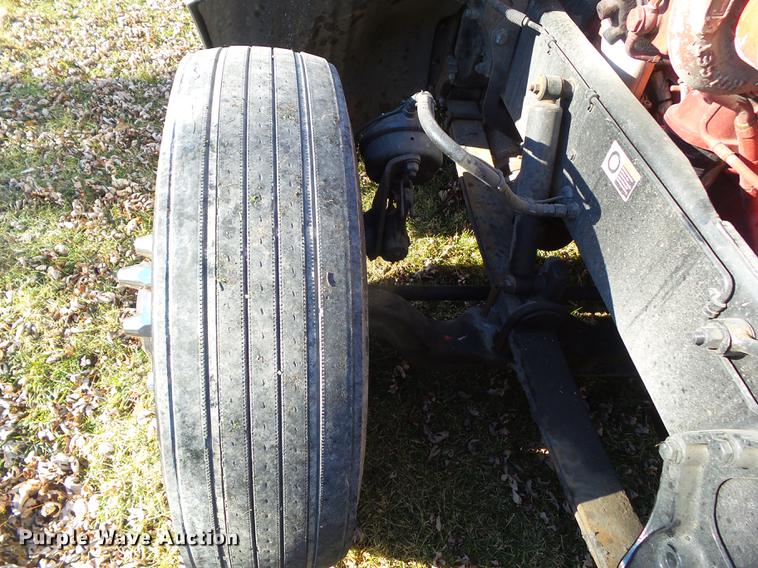 image for item L5733 2013 Peterbilt 386 semi truck