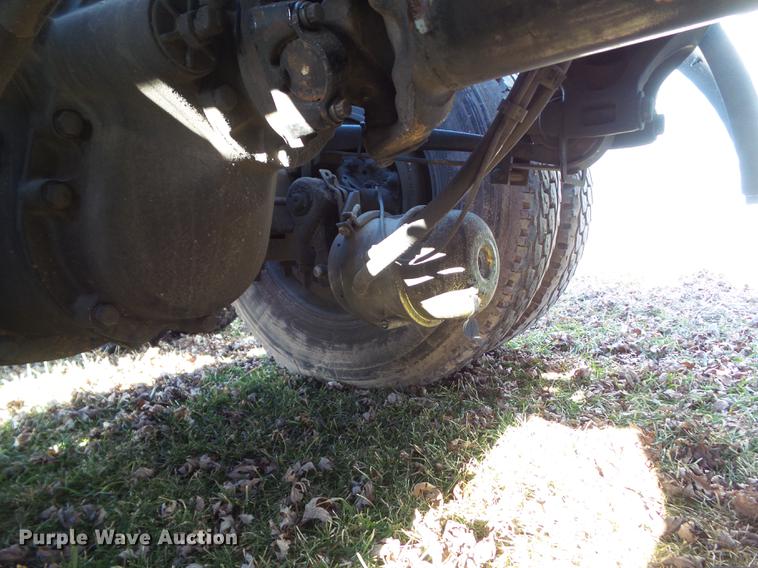 image for item L5733 2013 Peterbilt 386 semi truck