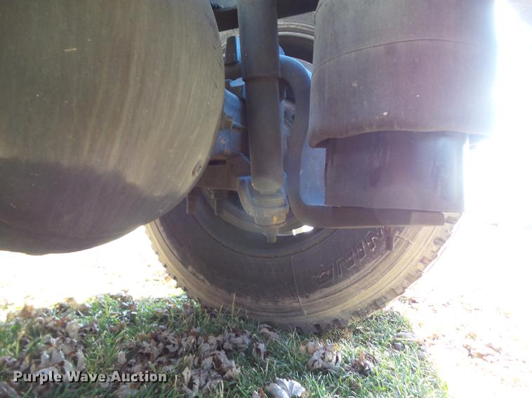 image for item L5733 2013 Peterbilt 386 semi truck