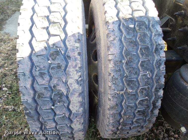 image for item L5733 2013 Peterbilt 386 semi truck