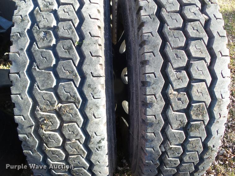 image for item L5733 2013 Peterbilt 386 semi truck