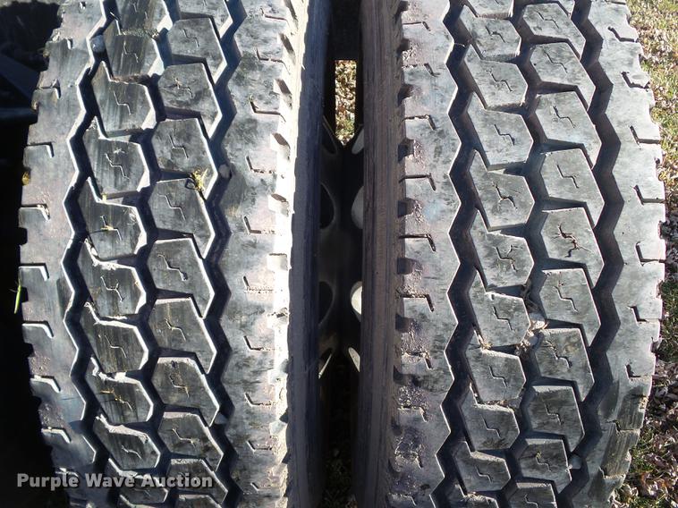 image for item L5733 2013 Peterbilt 386 semi truck