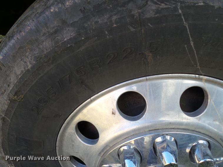 image for item L5733 2013 Peterbilt 386 semi truck