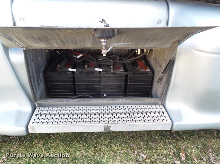 image for item L5733 2013 Peterbilt 386 semi truck