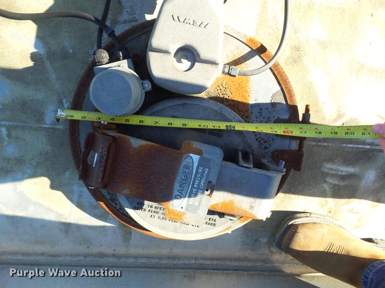 image for item L5734 2000 Polar tank trailer