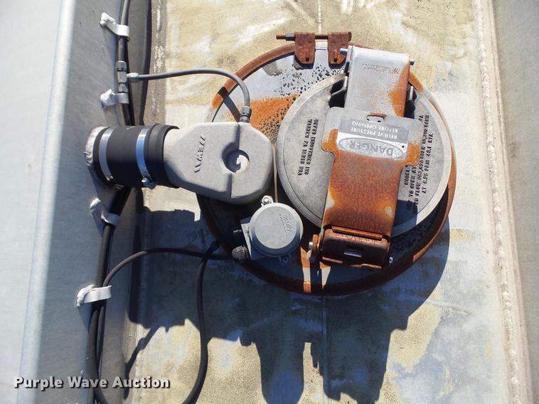 image for item L5734 2000 Polar tank trailer