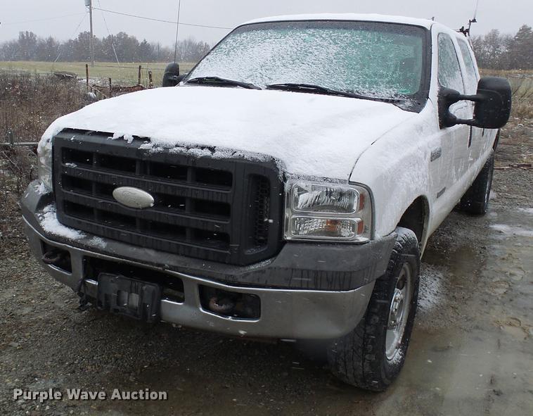 image for item DB2110 2005 Ford F350 Super Duty Crew Cab pickup truck