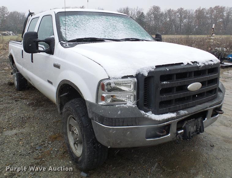 image for item DB2110 2005 Ford F350 Super Duty Crew Cab pickup truck