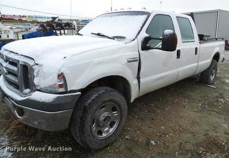 image for item DB2115 2006 Ford F350 Super Duty Crew Cab pickup truck