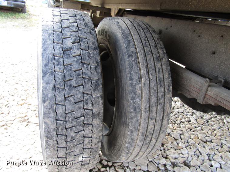 image for item DB6991 2000 Ford F650 Super Duty rollback truck