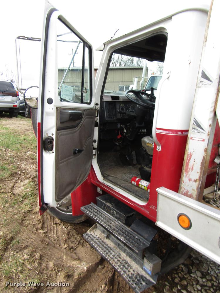 image for item DB6992 1997 International 4700 rollback truck