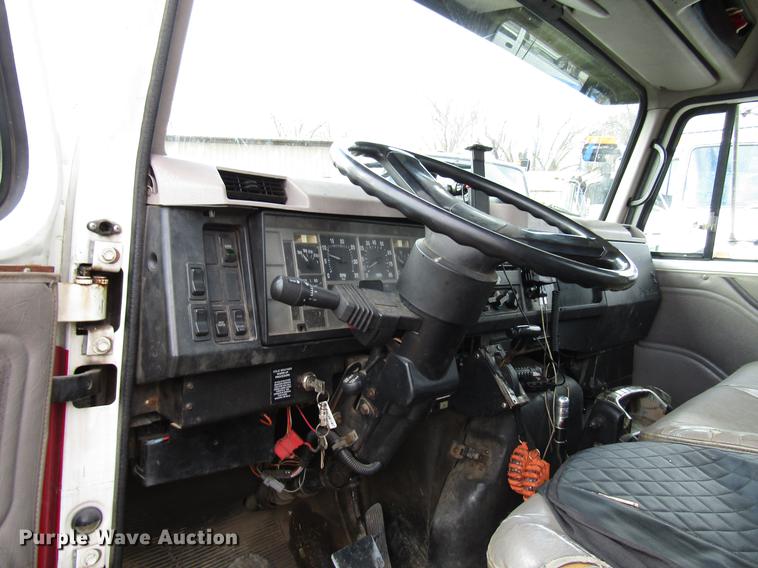 image for item DB6992 1997 International 4700 rollback truck