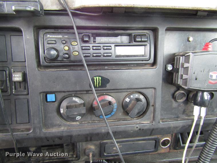 image for item DB6992 1997 International 4700 rollback truck