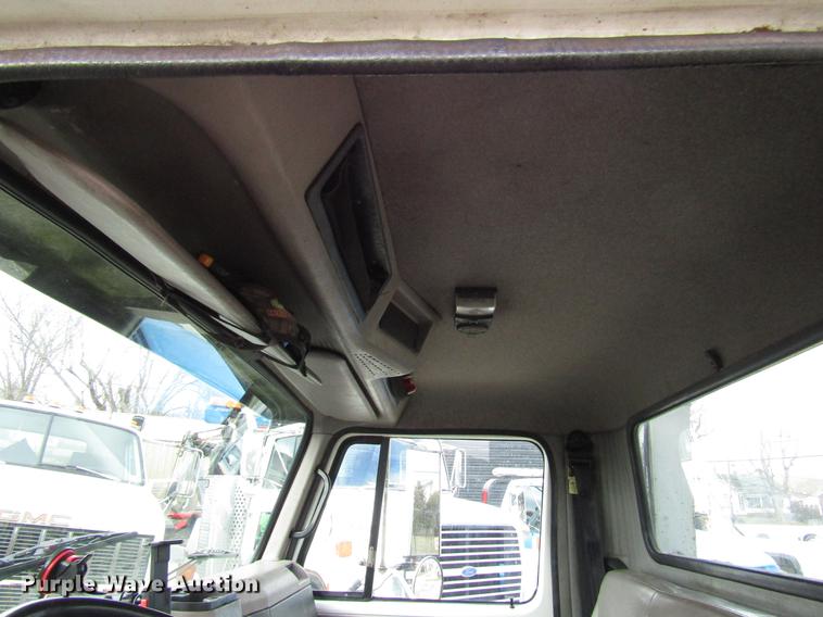 image for item DB6992 1997 International 4700 rollback truck