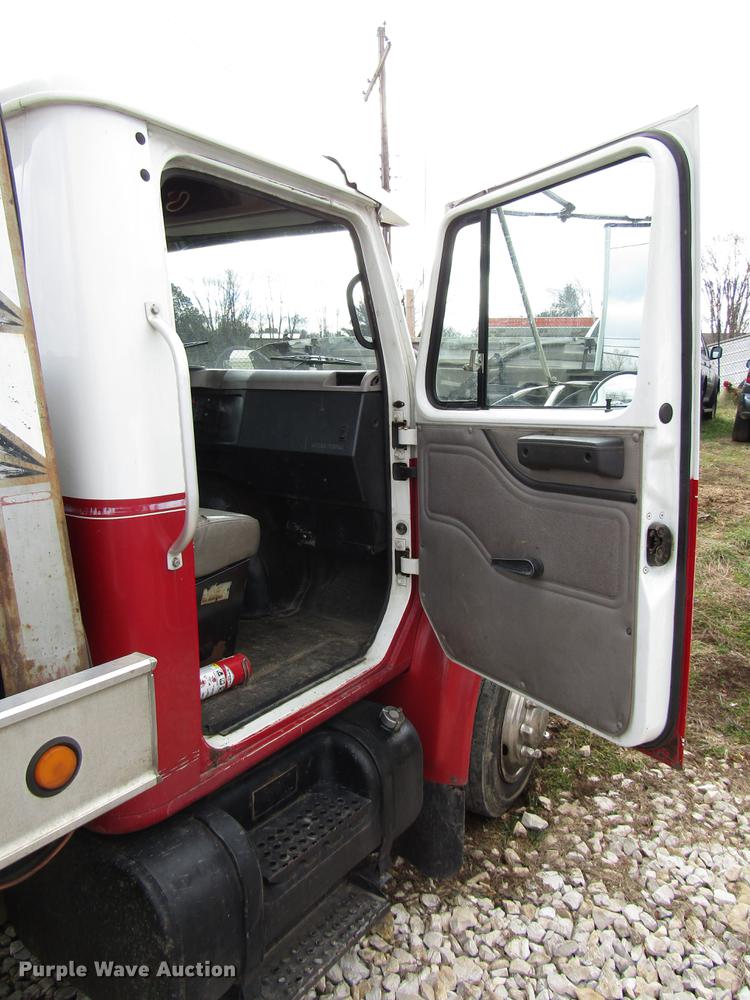 image for item DB6992 1997 International 4700 rollback truck