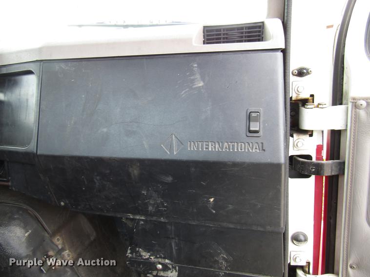 image for item DB6992 1997 International 4700 rollback truck