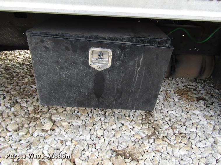 image for item DB6992 1997 International 4700 rollback truck