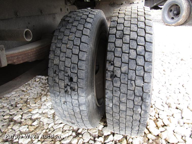 image for item DB6992 1997 International 4700 rollback truck