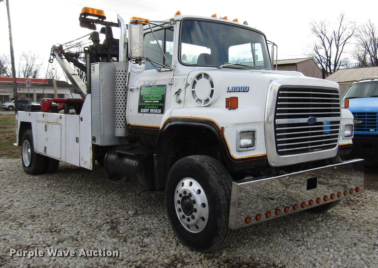 image for item DB6993 1989 Ford L9000 tow truck