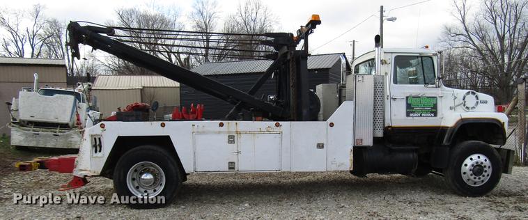 image for item DB6993 1989 Ford L9000 tow truck