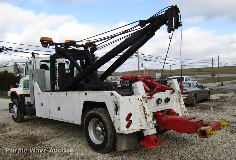 image for item DB6993 1989 Ford L9000 tow truck