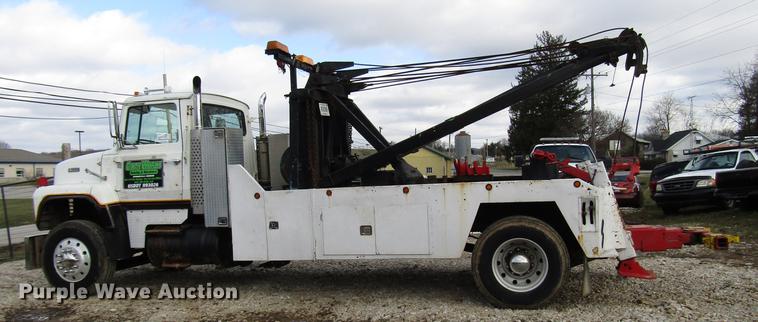 image for item DB6993 1989 Ford L9000 tow truck
