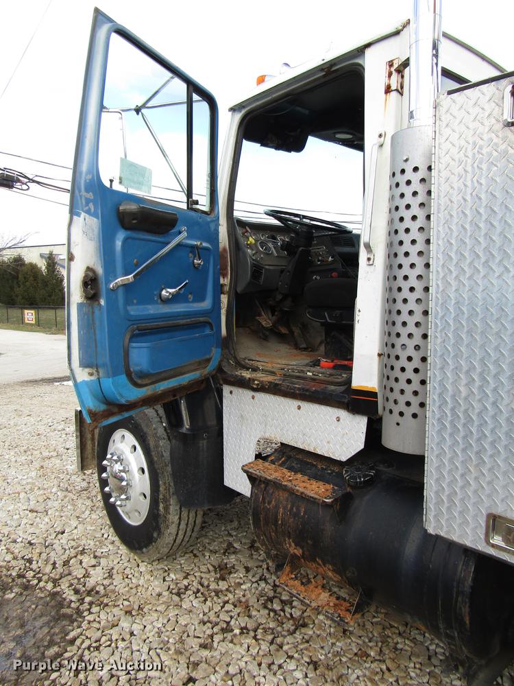 image for item DB6993 1989 Ford L9000 tow truck