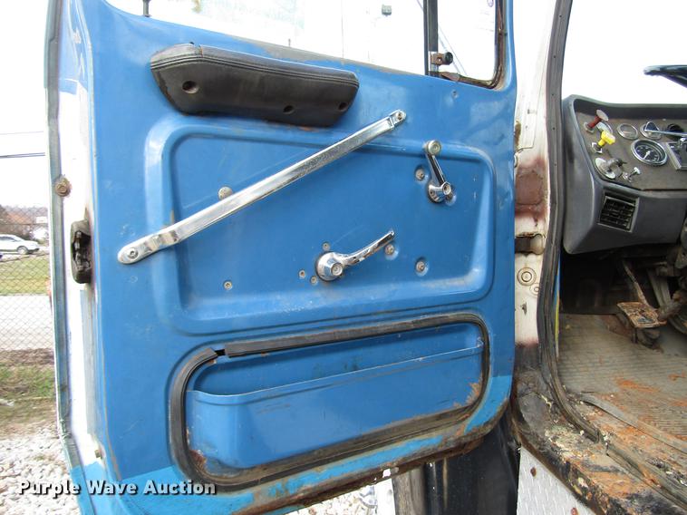 image for item DB6993 1989 Ford L9000 tow truck