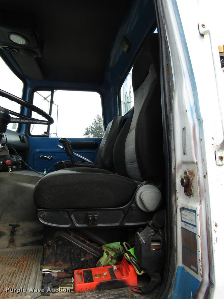 image for item DB6993 1989 Ford L9000 tow truck